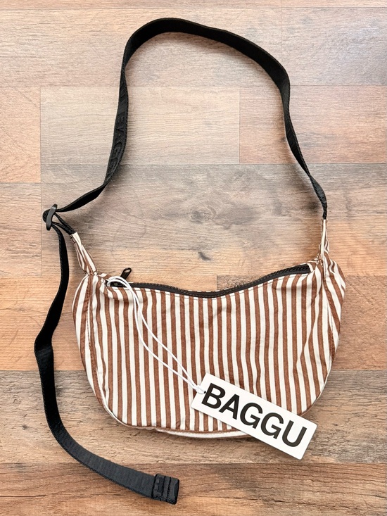 BAGGU Handbags - BAGGU Brown Stripe Small Crescent - NWT